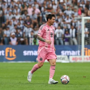 手机网游-秘鲁小孩得到梅西签名后，哭了！接受采访、感谢梅西！